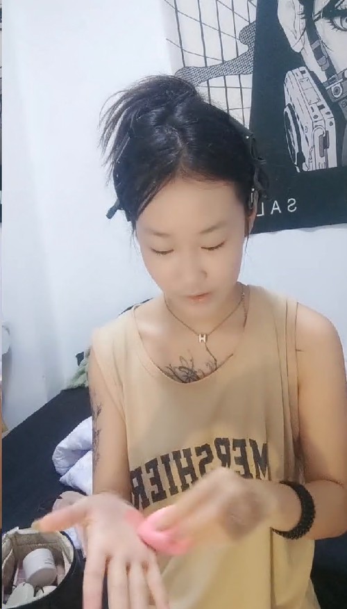 制服露脸极品小妹的诱惑，洗干净化好妆伺候男友激情啪啪，各种舔弄大鸡巴样子好骚，被男友无套爆草内射中出